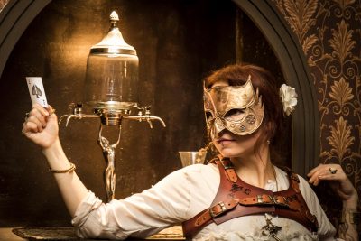 adelige Luftschiffpiratin mit Maske hält das Pik-Ass