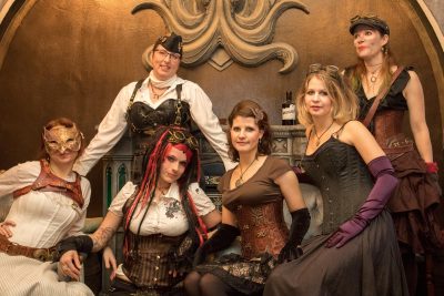 sechs Frauen versammelt zum Portrait