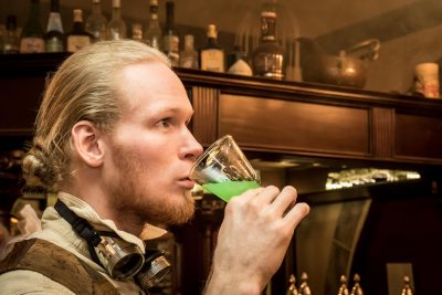 Portrait eines Absinthtrinkenden Mannes