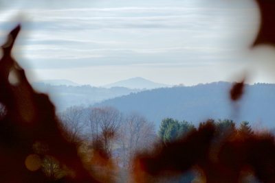 Ein Berg am Horizont im Nebel