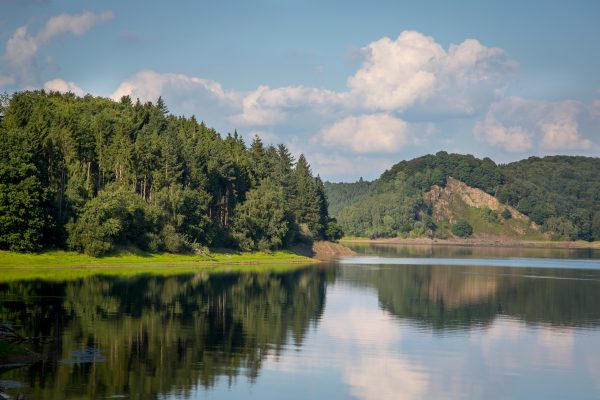 Wahnbachtalsperre - Wald, Wolken und Wasser