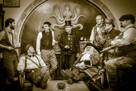 Steampunk-Shooting in der Grotesque Absinth-Bar in Aachen Die Liga der unbequemen Gentlemen steht bequem