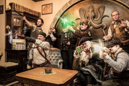 Eis & Dampf-Shooting in der Grotesque Absinth-Bar in Aachen Die Liga der unbequemen Gentlemen verteidigt sich gegen Zombis