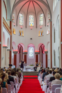 Gäste sitzen zu Beginn der Hochzeit in der Kirche Hauptschiff der Klosterkirche