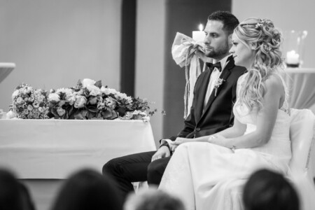 Braut und Bräutigam sitzen vor einer Kerze Die Spannung steigt