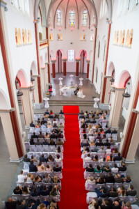 Das Mittelschiff der Kirche, fotografiert von der Empore Die Hochzeitsgesellschaft