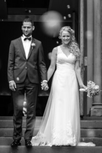 Das Brautpaar kommt aus der Kirche Auszug