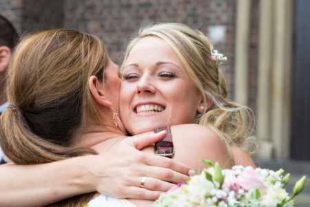 Die Braut wir in die Arme geschlossen Gratulation