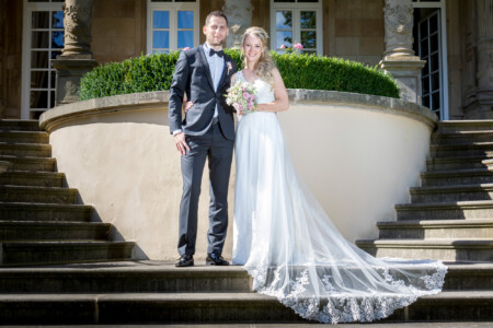 Das Brautpaar auf den stufen einer Treppe Das Brautpaar