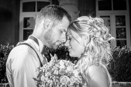 Stirn an Stirn mit geschlossenen Augen Innig