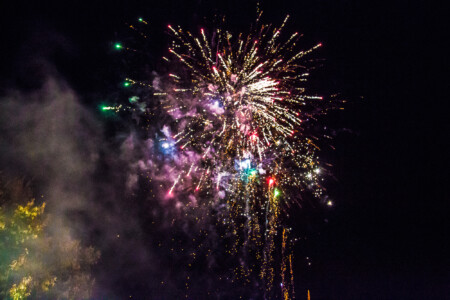 Feuerwerk in Rosa und Weiß Feuerwerk in Rosa und Weiß