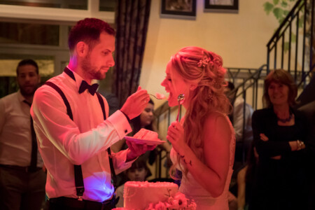 Chris gibt Maike ein Stück Torte Hochzeitstorte schmeckt