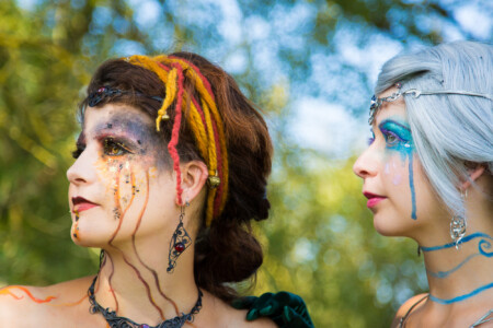 zwei wie Feuer und Wasser geschminkte Frauen Schwestern – Feuer und Wasser