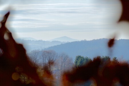 Ein Berg am Horizont im Nebel Der einsame (Öl-)Berg