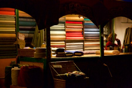 Stoffauslage eines Händlers Farbe im Grau