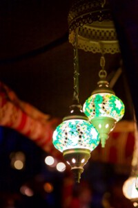 zwei reich verzierte Lampen Fremde Muster